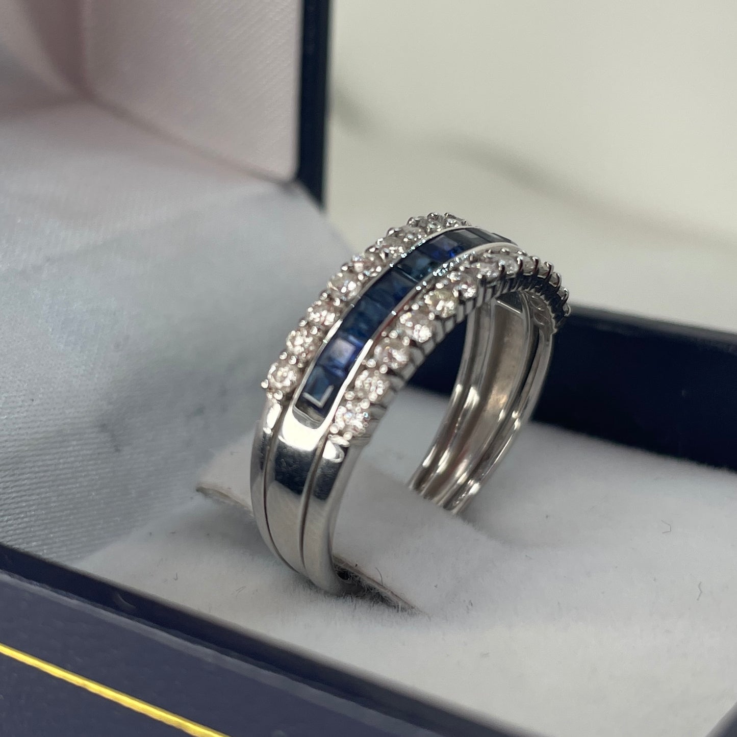 Anillo de Brillantes y Zafiros Azules - Joyería Patagónica