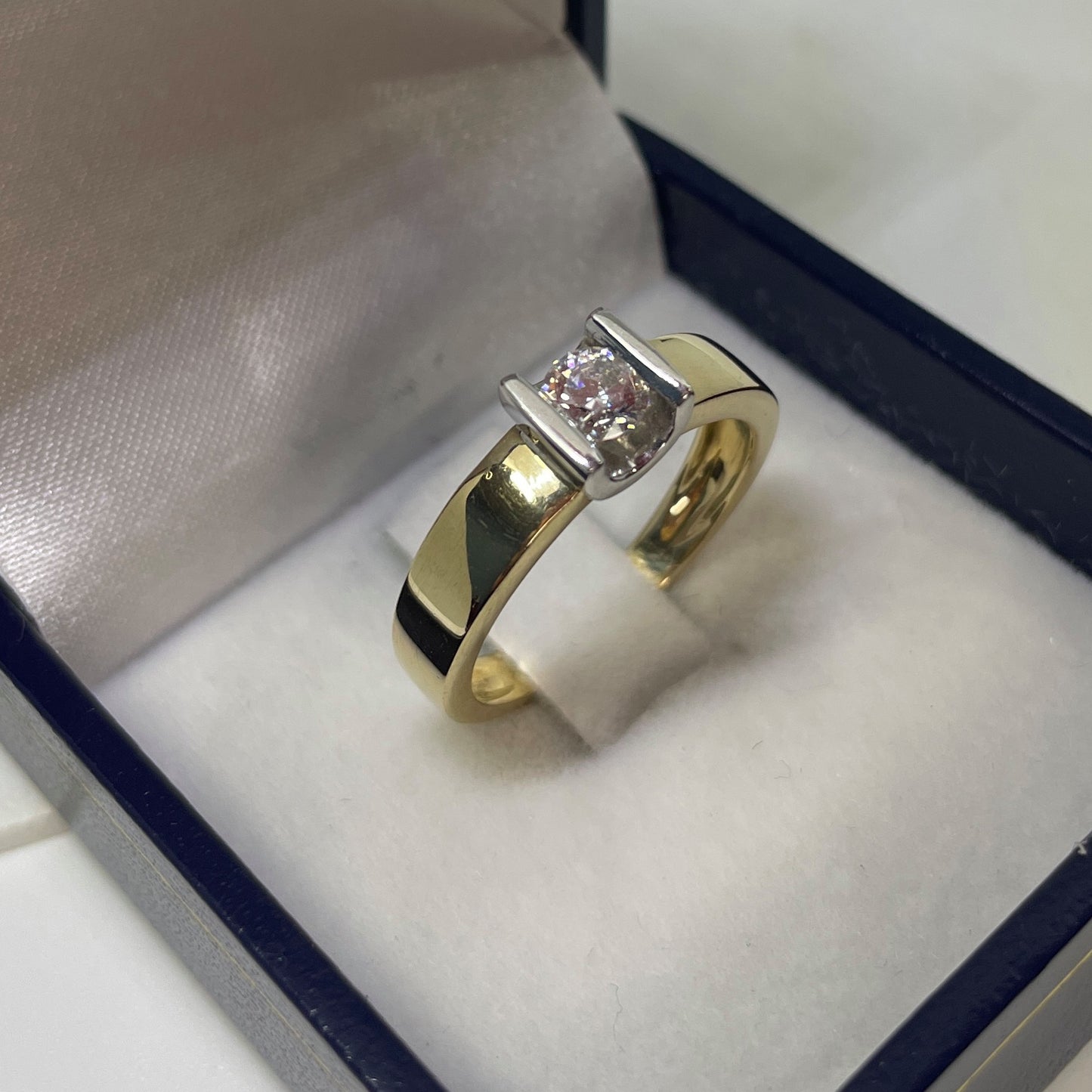 Anillo en Forma de Gota con Solitario de lado - Joyería Patagónica