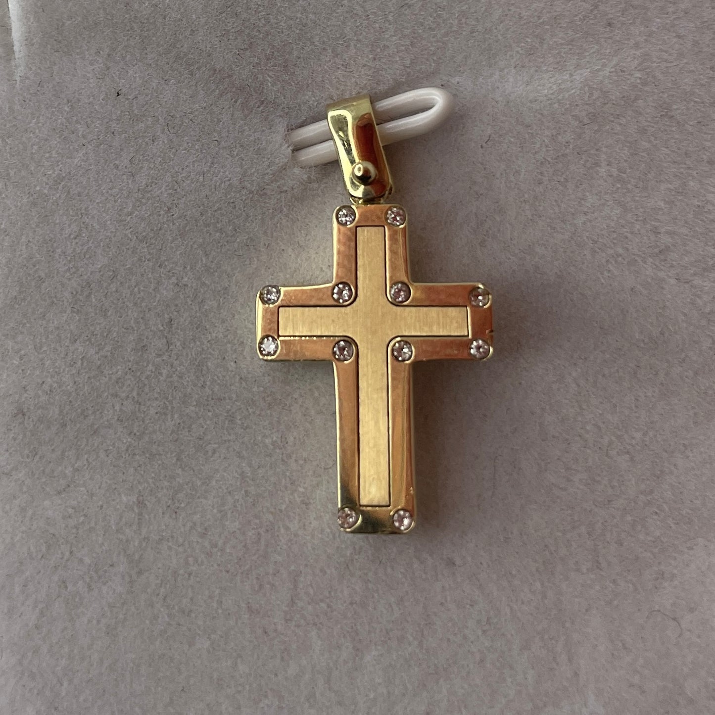 Cruz con Pernos en Oro 18k